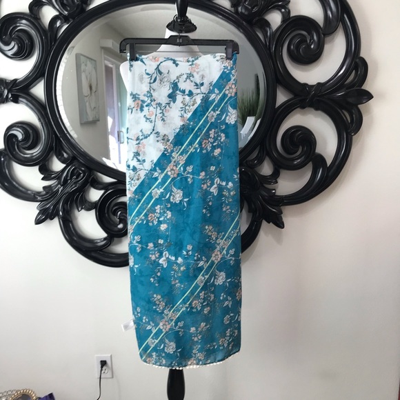Beautiful turquoise and white floral scarf - Picture 2 of 8